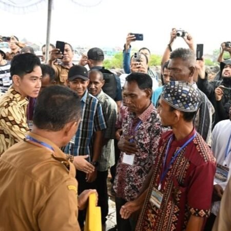 Nonton Pertunjukan Seni Budaya di Gedung Sasando NTT, Gibran Swafoto dengan Warga