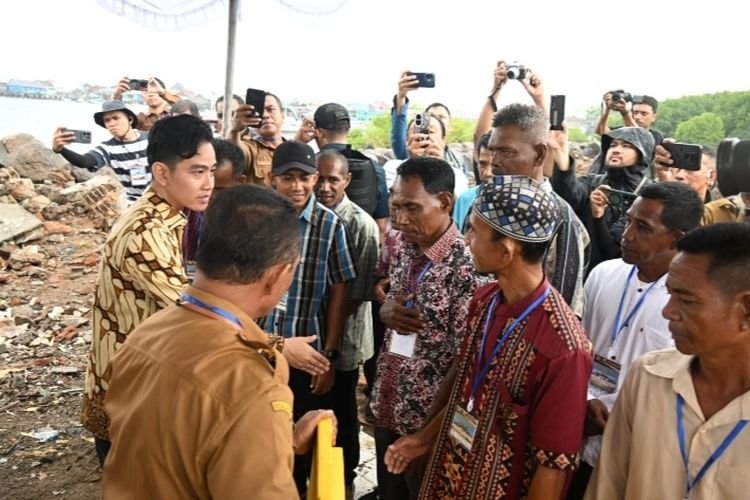 Nonton Pertunjukan Seni Budaya di Gedung Sasando NTT, Gibran Swafoto dengan Warga