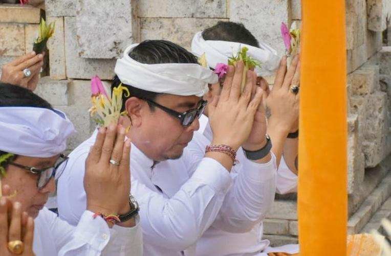 'Menghadirkan Ibadah ‘Ngatur Ang Bhakti Pujawali’ di Pura Luhur Uluwatu: Berdoa untuk Keamanan Umat Bali dan Indonesia'